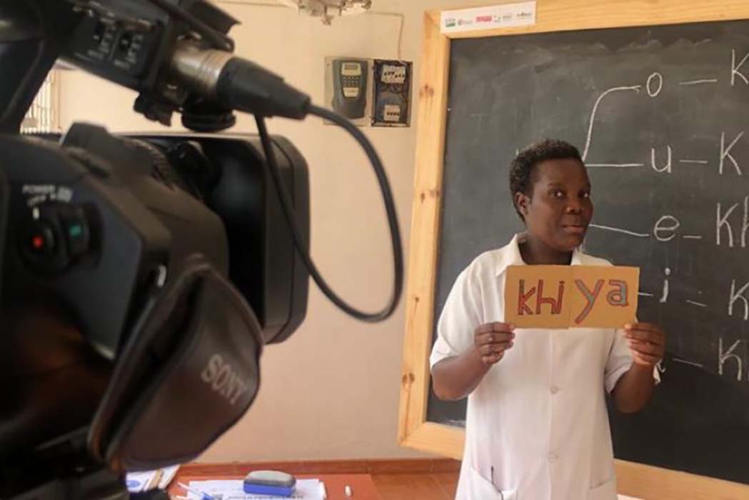 School Feeding Project promotes bilingual teaching classes through radio and television